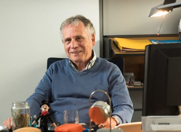 Pedro Elsbach an seinem Schreibtisch
